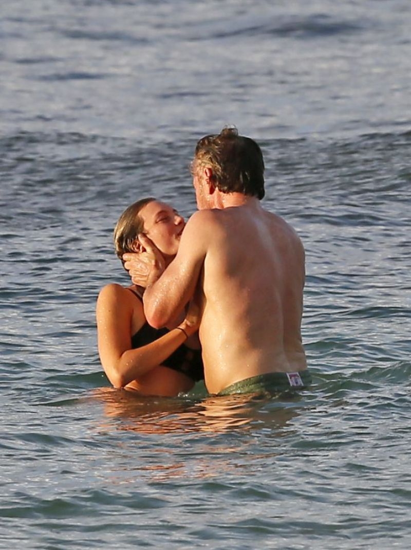 Leila George ve Sean Penn, Hawaii plajında