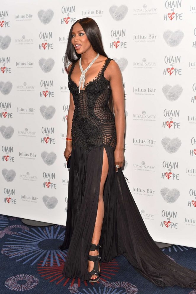 Naomi Campbell siyah elbiseyle etkinlikte