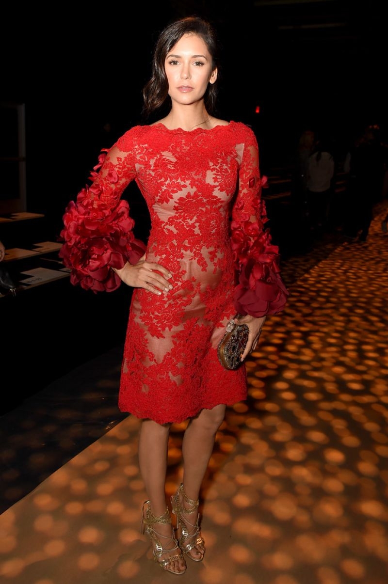 Nina Dobrev kırmızı elbiseyle etkinlikte
