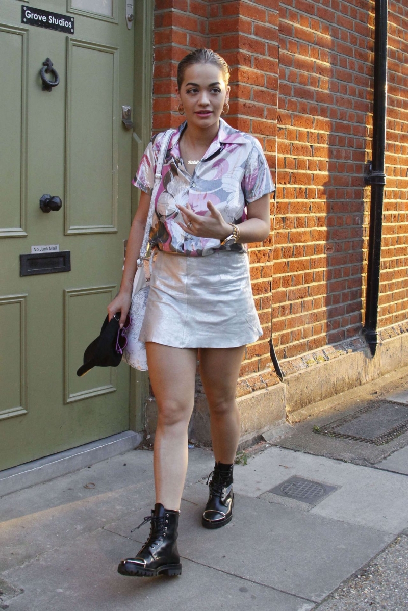Rita Ora gri parlak mini elbise ile kapı önünde