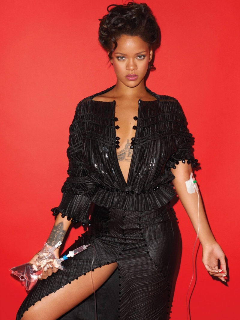 Rihanna korse ile çekimlerde