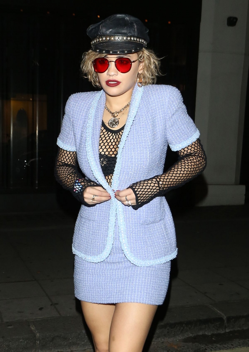Rita Ora mavi mini elbise ile sokakta