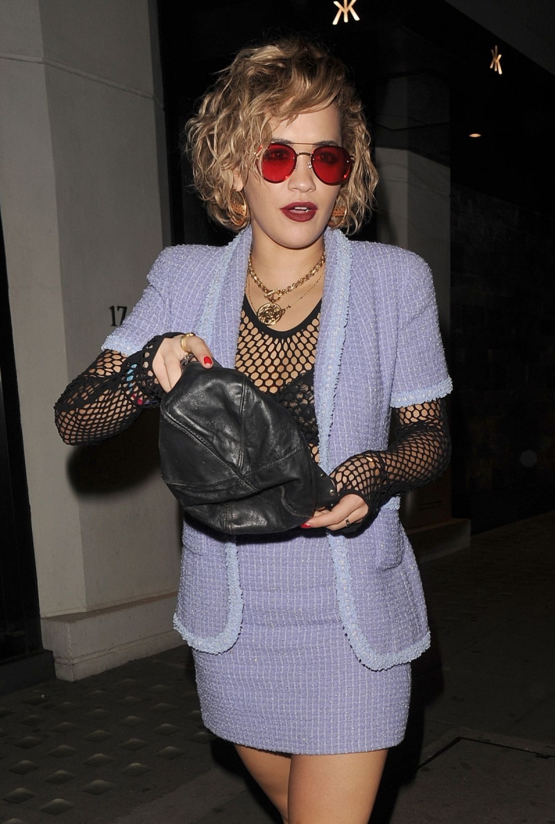 Rita Ora mavi mini elbise ile sokakta