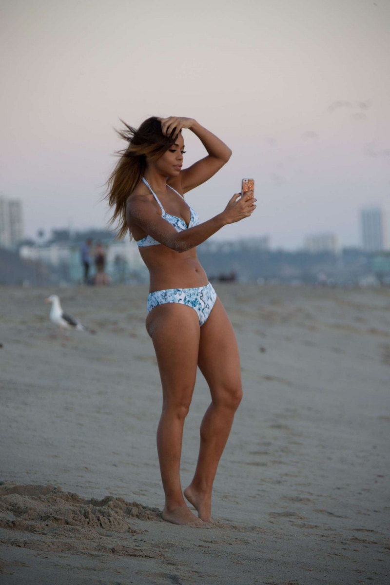 Sarah Jane Crawford bikiniyle plajda
