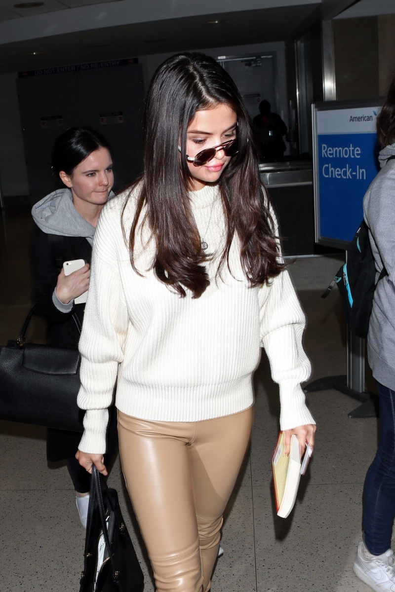 Selena Gomez kahverengi tayt ile