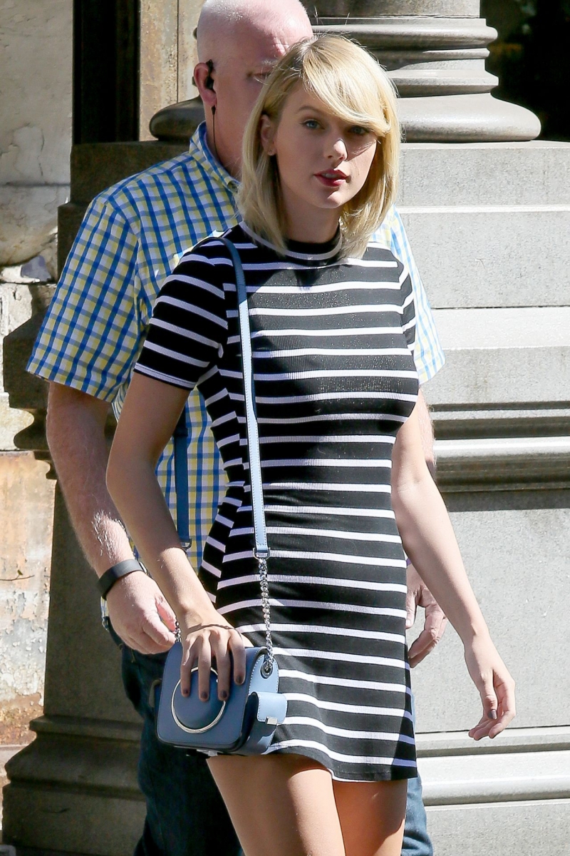 Taylor Swift siyah beyaz mini elbiseyle sokakta
