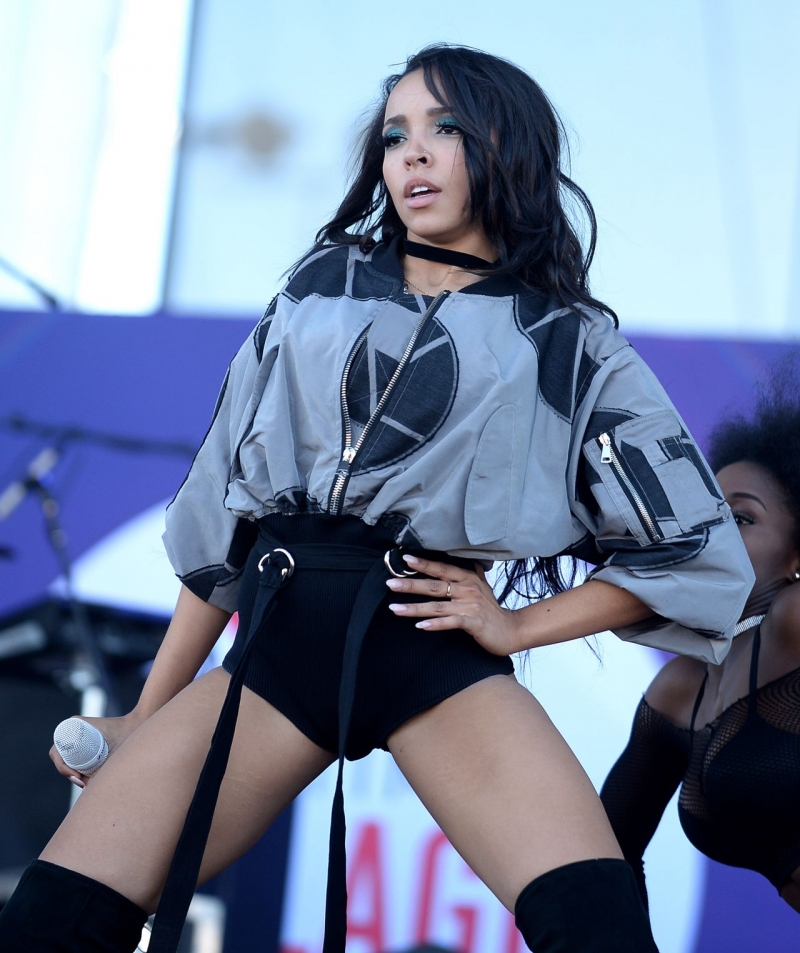 Tinashe siyah uzun çizme ve seksi sahne kostümüyle