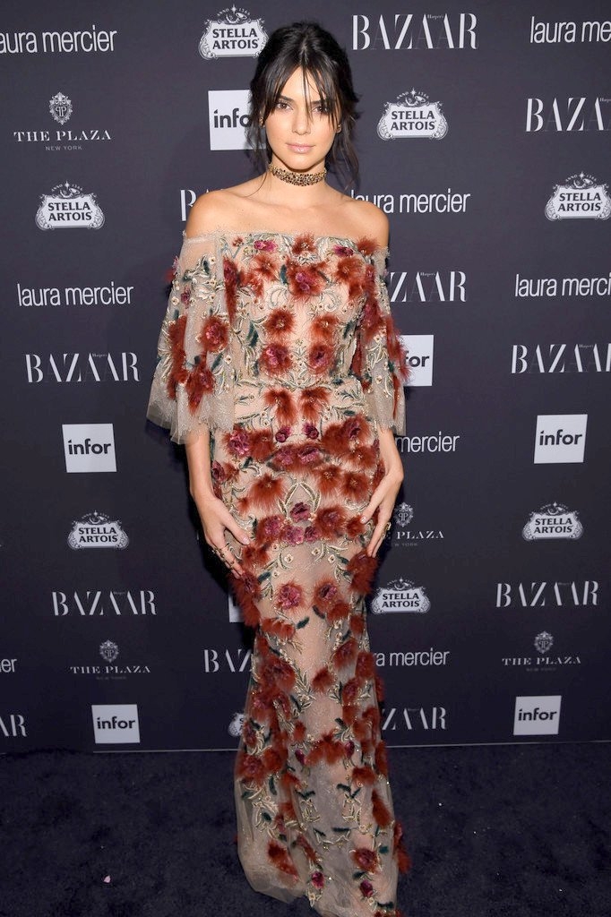 Kendall Jenner renkli elbise Bazaar etkinliğinde