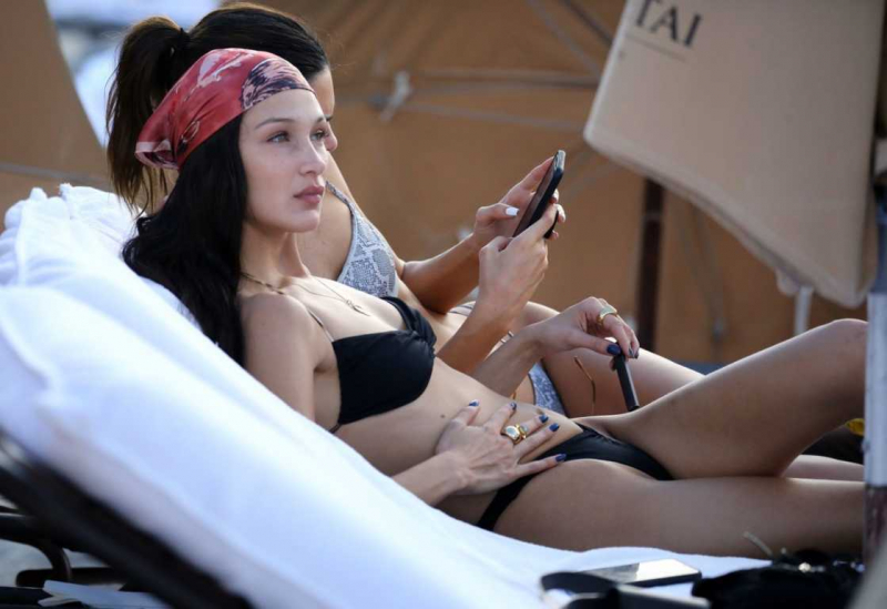 Bella Hadid siyah tanga bikiniyle Miami'de