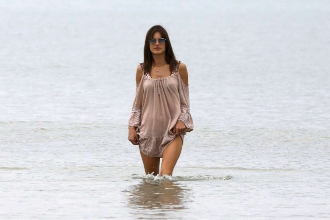 Alessandra Ambrosio güneş gözlüğü ve bikini ile