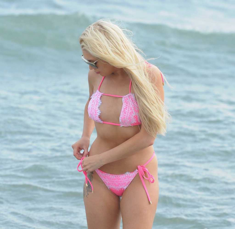 Shannen Reilly McGrath pembe bikiniyle plajda