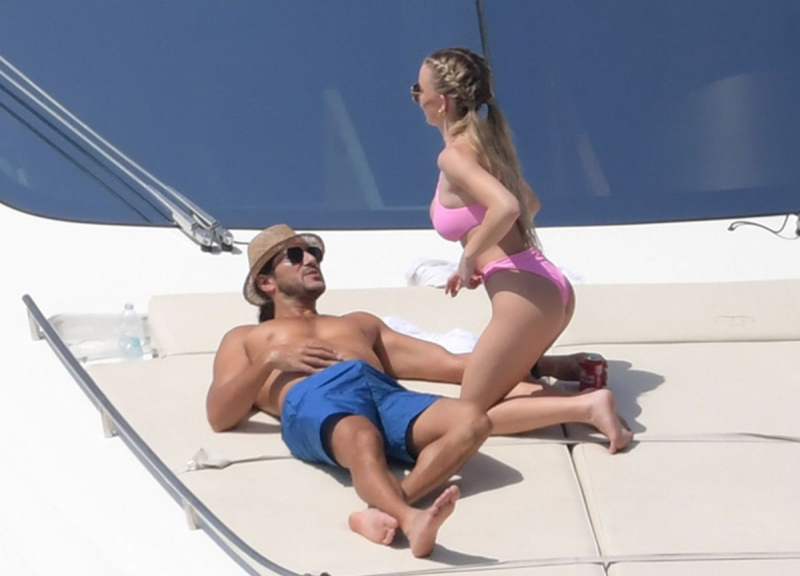 Sydney Sweeney pembe bikiniyle Capri'de yatta