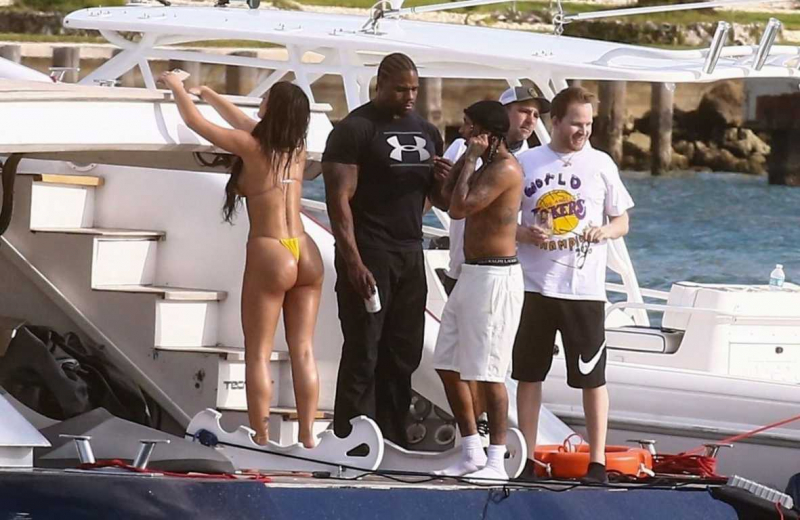 Amanda Trivizas bikini ile Miami plajında