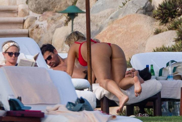 Bebe Rexha kırmızı bikini ile Cabo San Lucas'da