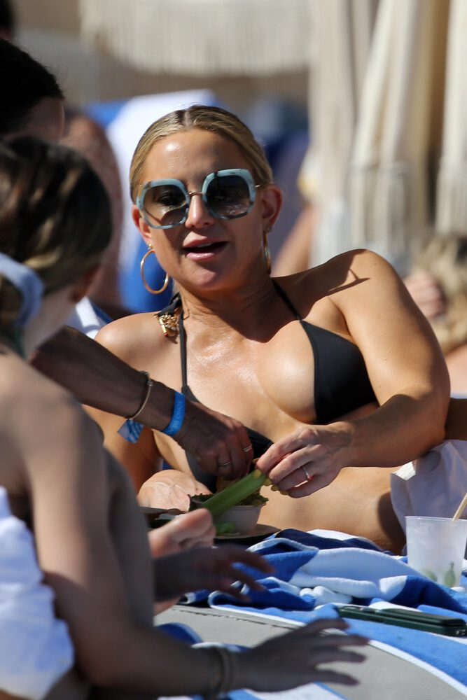 Kate Hudson bikiniyle Miami plajında