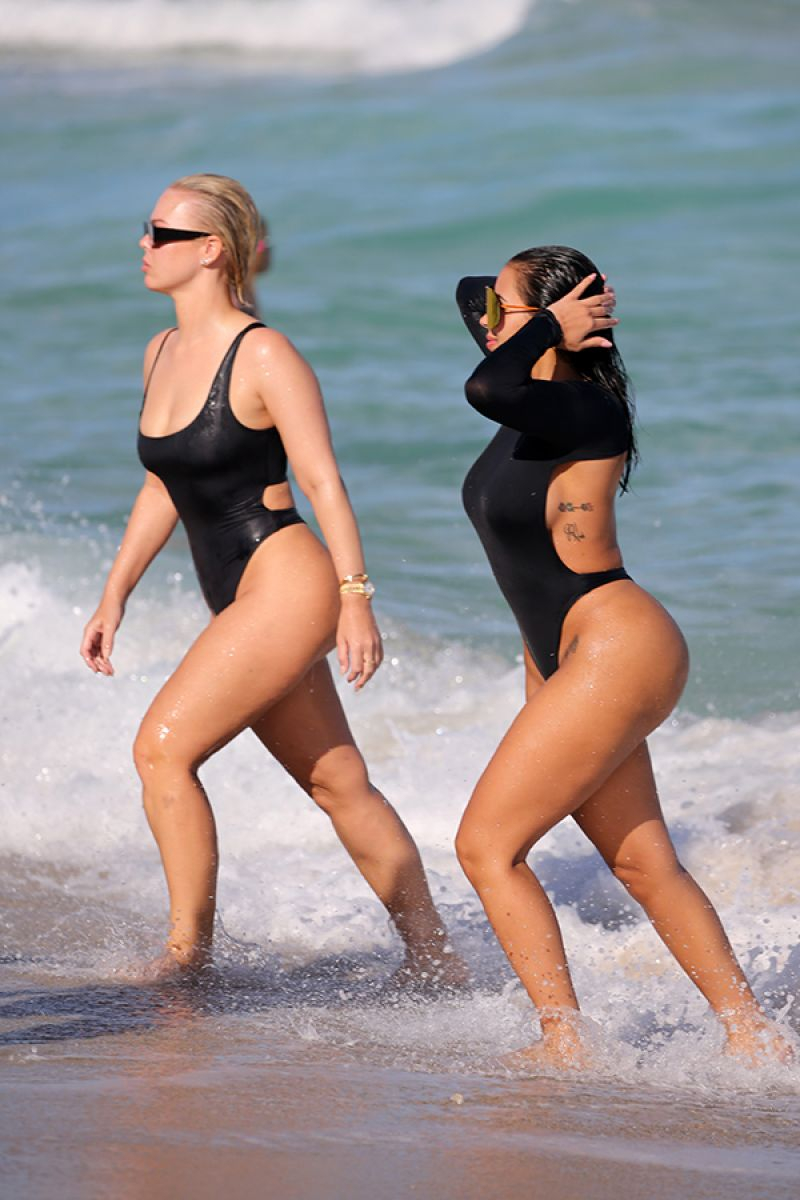 Bianca Elouise ve Chaney Jones Mayo ile Miami plajında