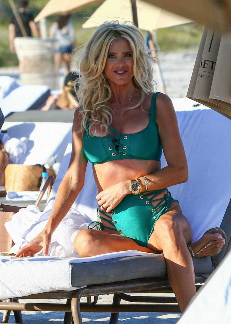 Victoria Silvstedt yeşil mayo ile Miami plajında