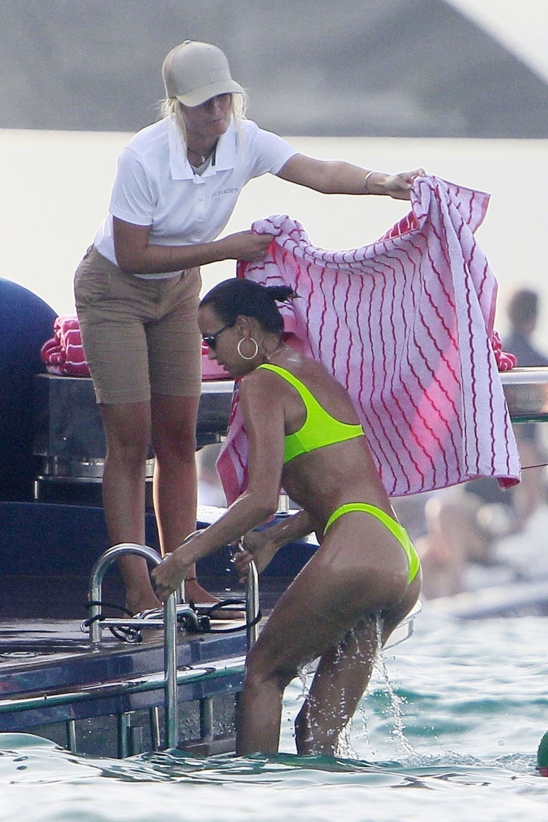 Irina Shayk yeşil tanga bikini ile Ibiza'da