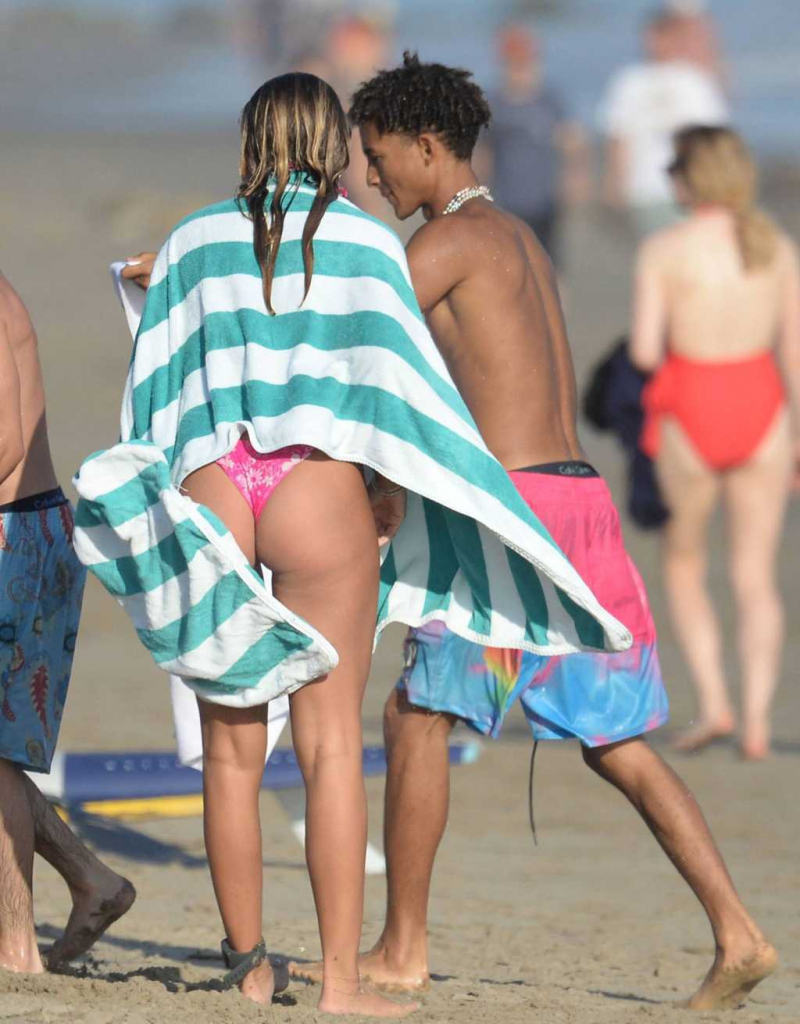 Sofia Richie pembe bikini ile Los Angeles plajında