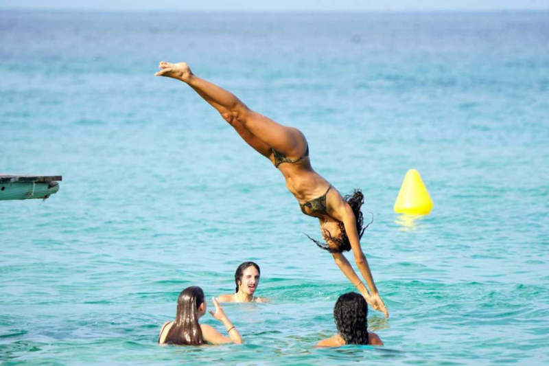 Cindy Bruna bikiniyle plajda