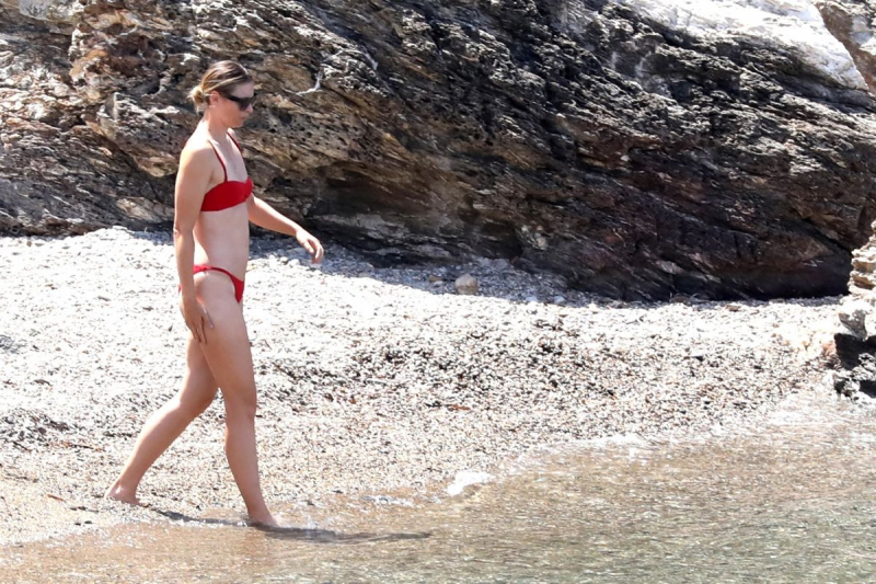 Maria Sharapova kırmızı bikini ile İtalya'da