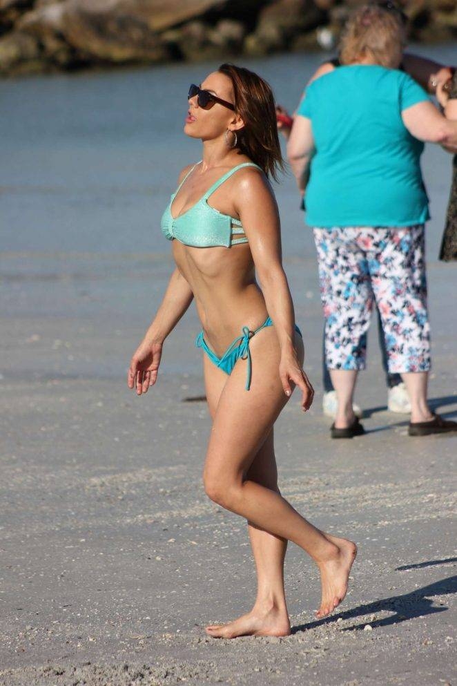Maria Jade mavi bikinisiyle denizde