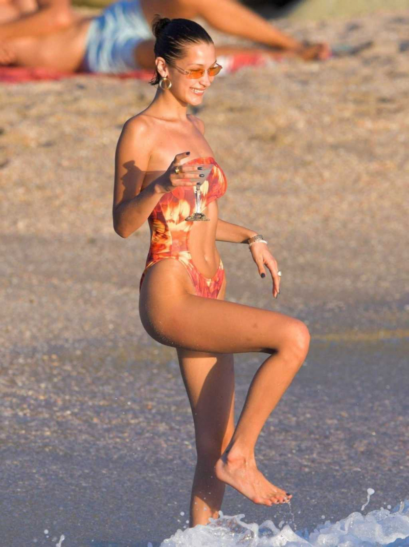 Bella Hadid bikiniyle St. Barts plajında