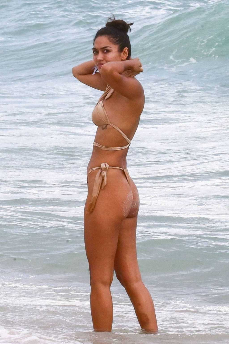 Ambra Gutierrez kahverengi tanga bikini ile Miami plajında