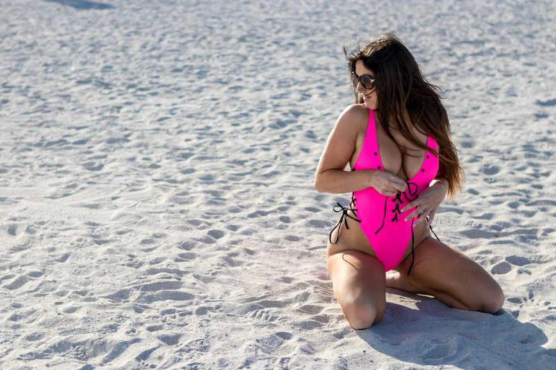 Claudia Romani pembe mayo ile Miami South Beach'de
