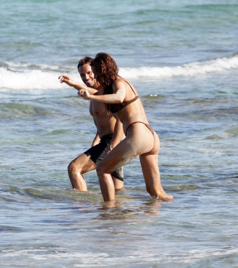 Irina Shayk tanga bikiniyle Ibiza plajında