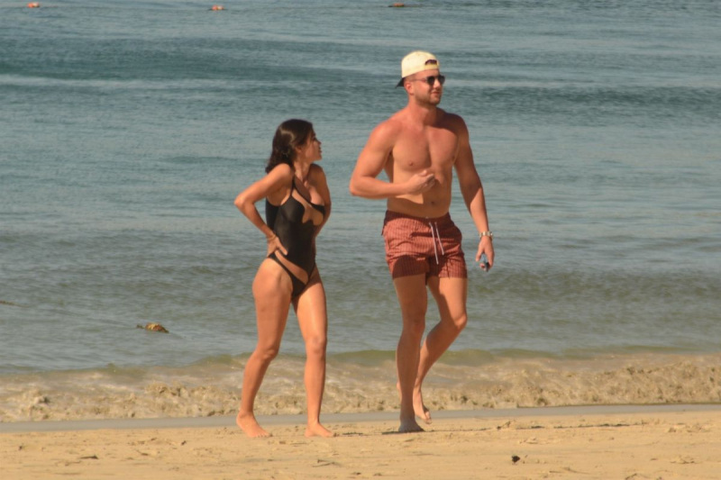 Sveta Bilyalova bikiniyle Kosta Rika'da