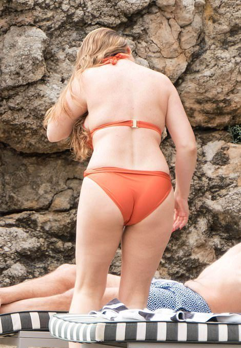 Kelly Brook kırmızı bikini ile Mallorca'da