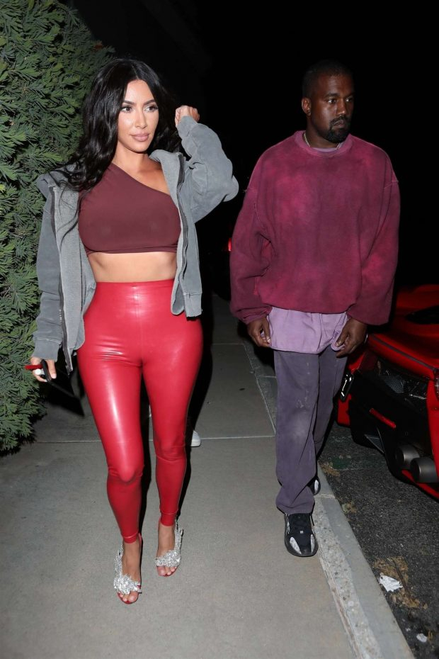Kim Kardashian kırmızı deri tayt ile