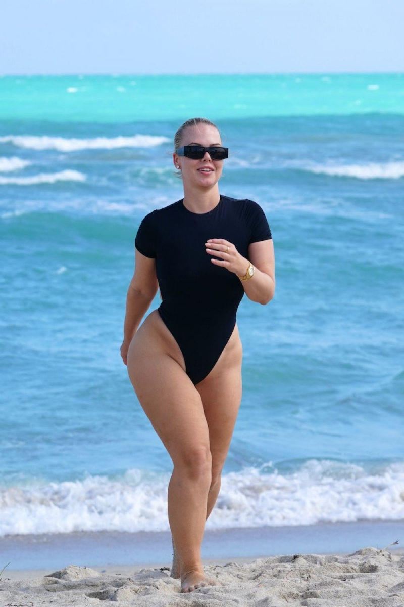 Bianca Elouise mayoyla Miami plajında