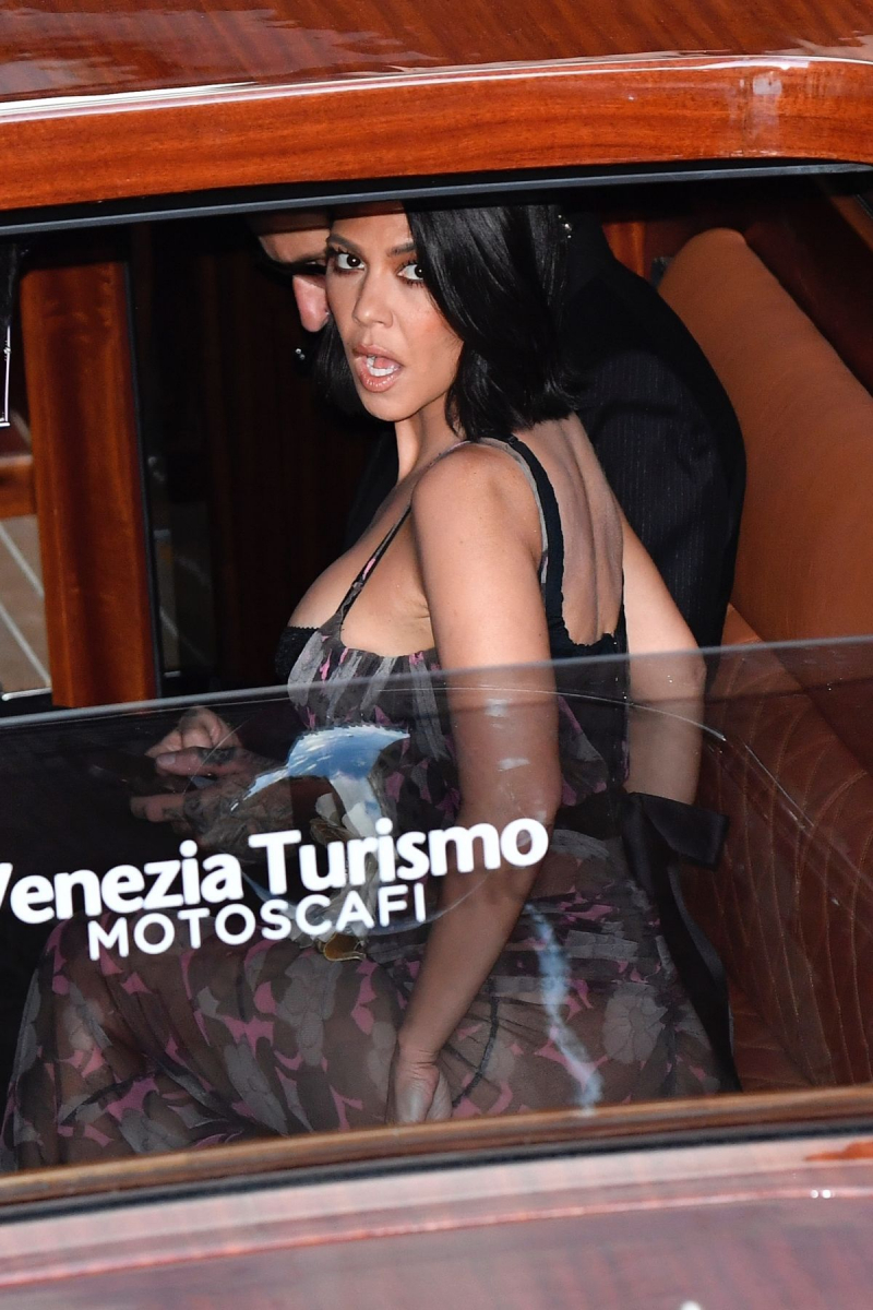 Kourtney Kardashian transparan kostümle Venedik'te