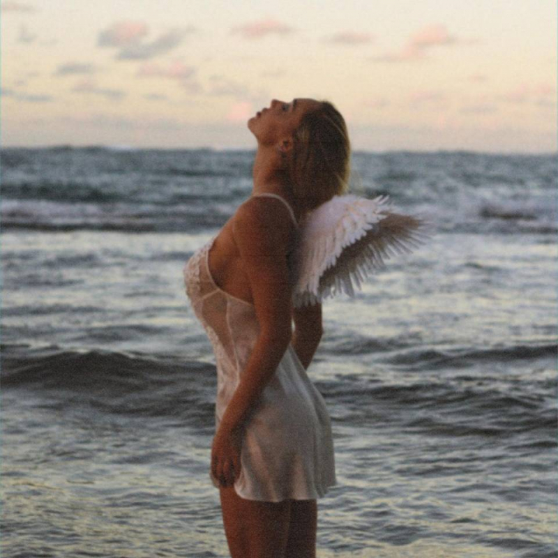 Alexis Ren melek kostümüyle fotoğraf çekimlerinde