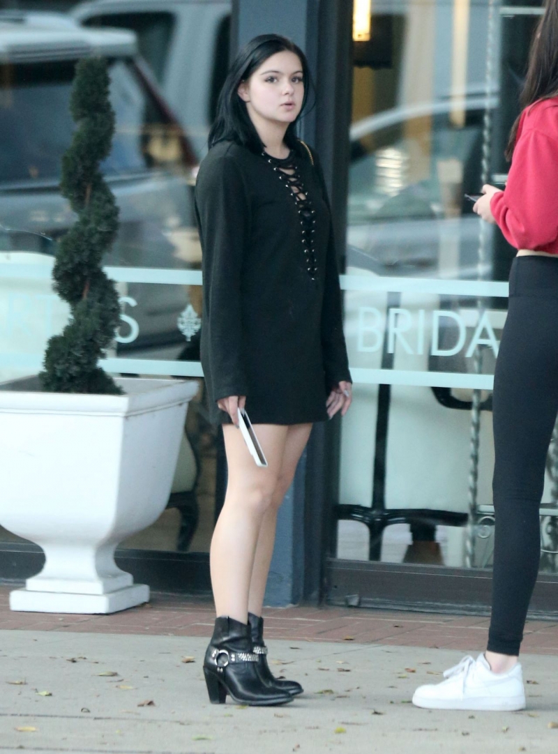Ariel Winter siyah mini elbiseyle sokakta