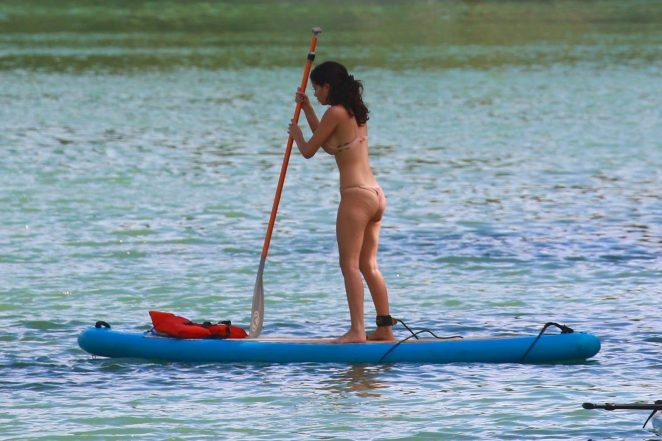 Alexandra Rodriguez bikini ile Miami plajınde 
