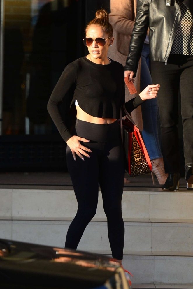 Jennifer Lopez göbeği açık bluz ile