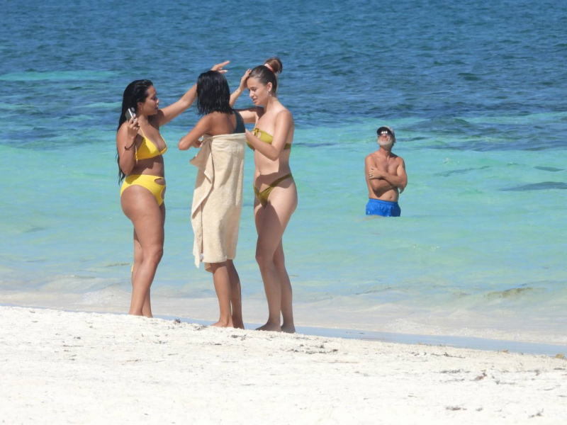 Desiree Cordero Cancun plajında