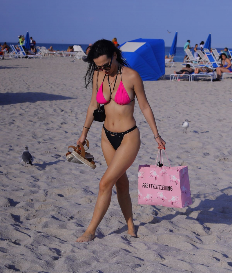 Iva Kovacevic bikini ile Miami plajında