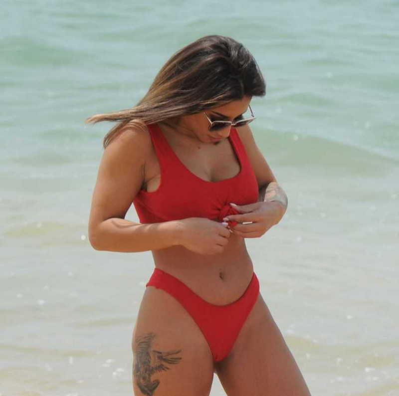 Kayleigh Morris kırmızı bikiniyle Tenerife'de