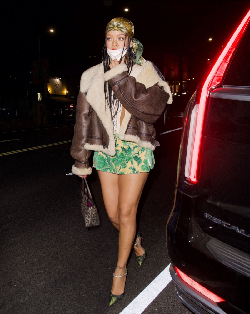 Rihanna mini elbiseyle Los Angeles'ta