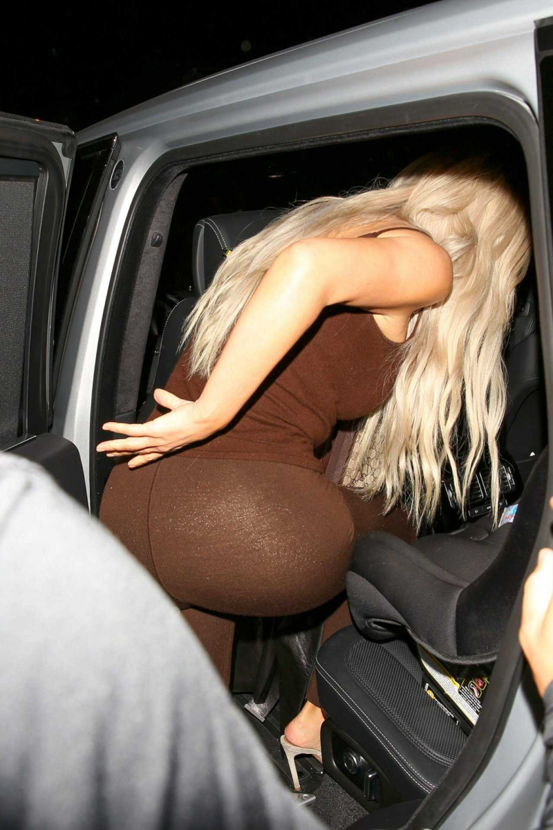 Kim Kardashian bordo tayt ve bluz ile
