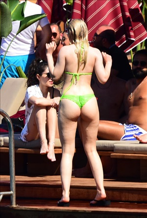 Aleyna Tilki yeşil bikiniyle
