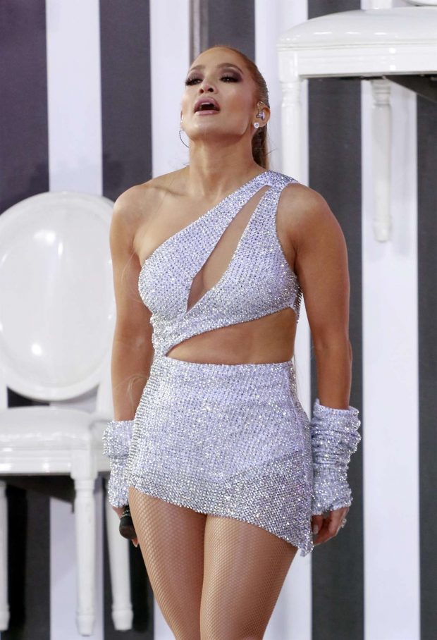 Jennifer Lopez gri mini kostüm ile