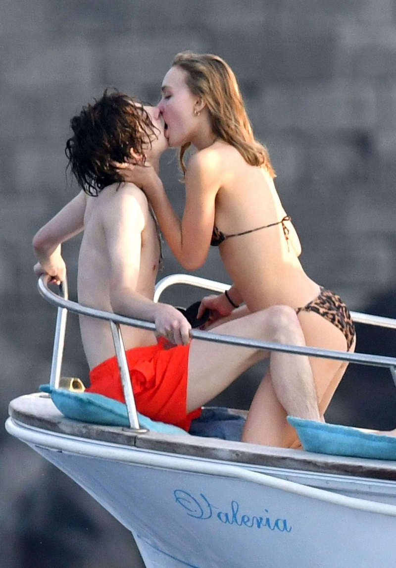 Lily-Rose Depp bikini ile İtalya'da