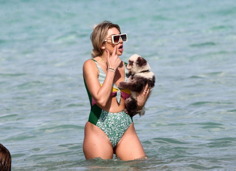 Khloe Terae bikini ile Miami plajında