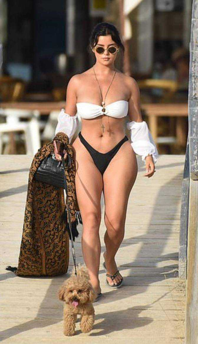 Demi Rose Mawby bikini ile Ibiza'da köpekle gezdi