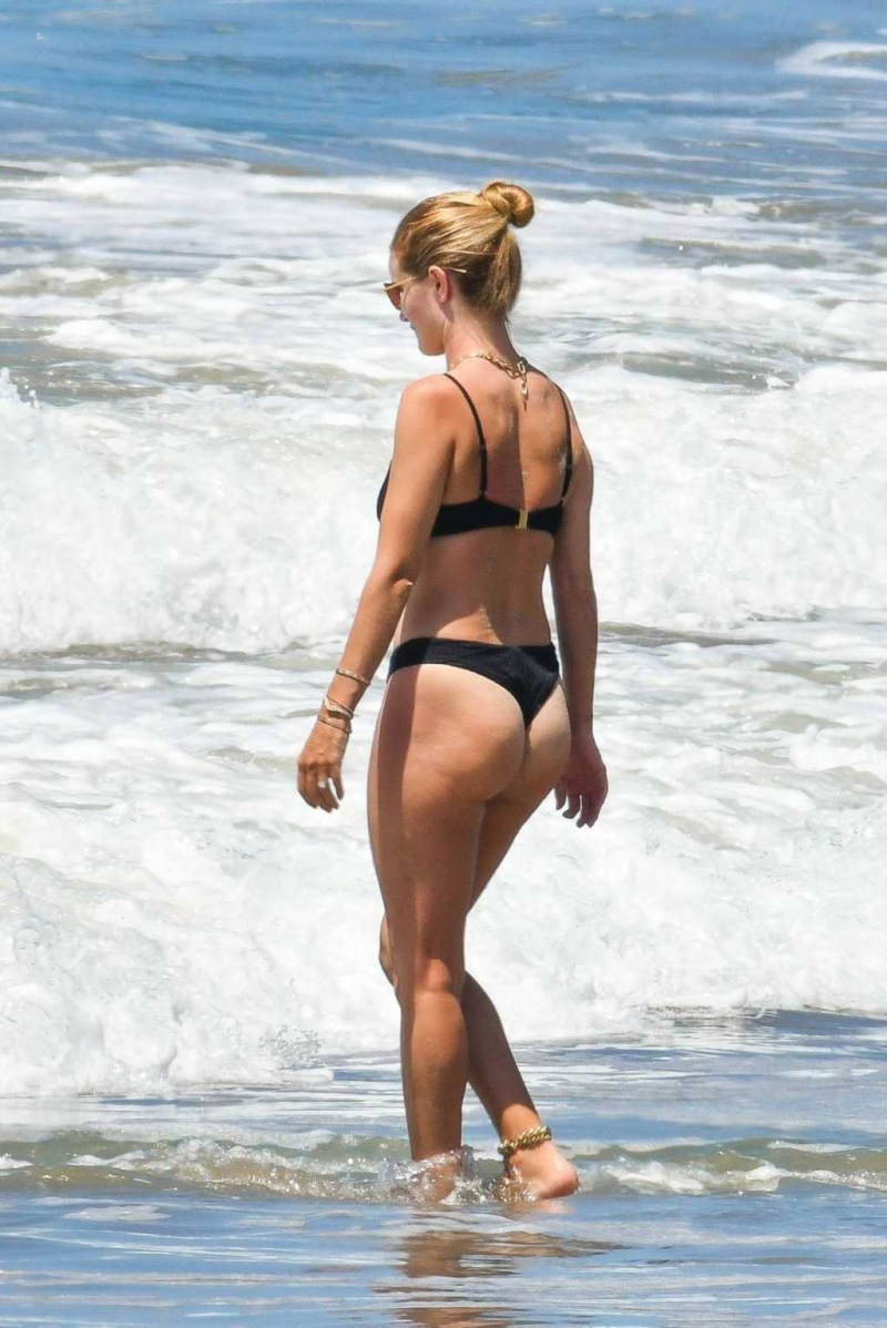 Rosie Huntington siyah bikiniyle Malibu plajında
